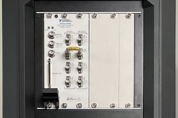 Industrial 6GHz RF analyzer/generator in a desktop